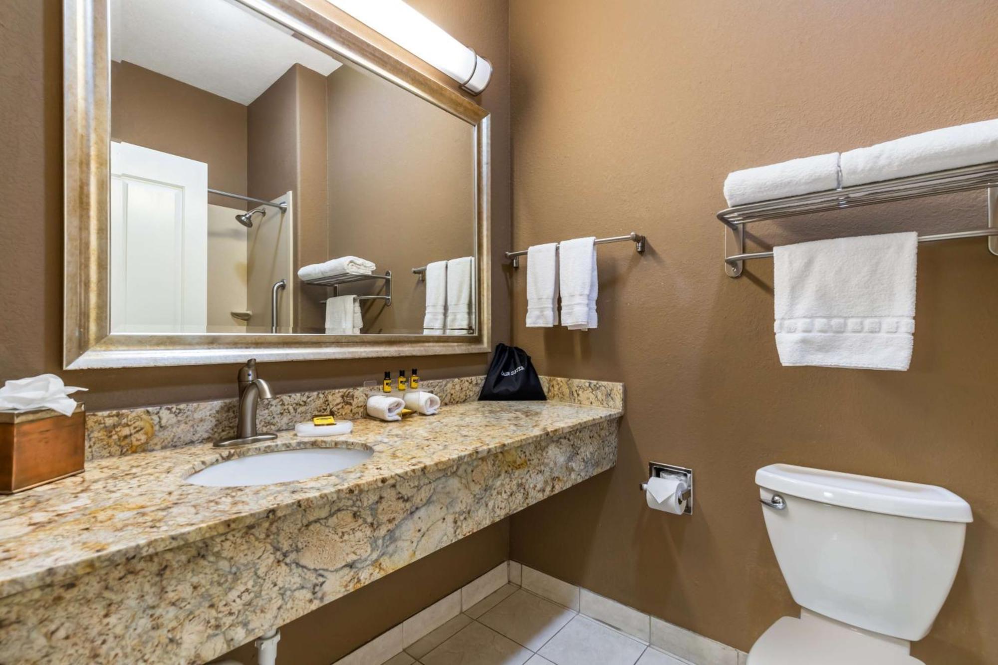 Best Western Plus Lytle Inn And Suites Екстер'єр фото