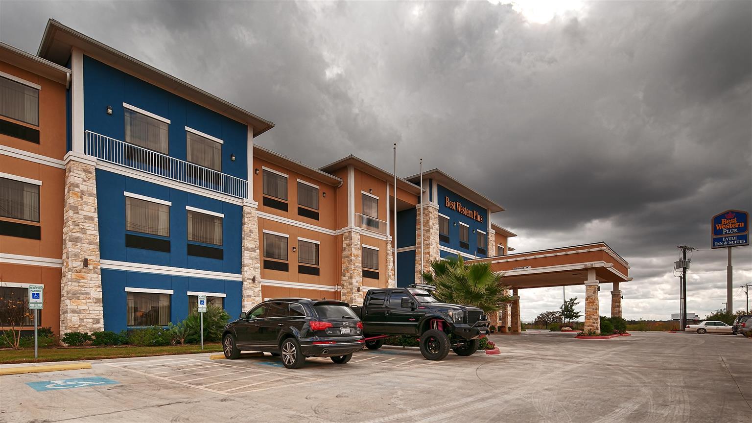 Best Western Plus Lytle Inn And Suites Екстер'єр фото